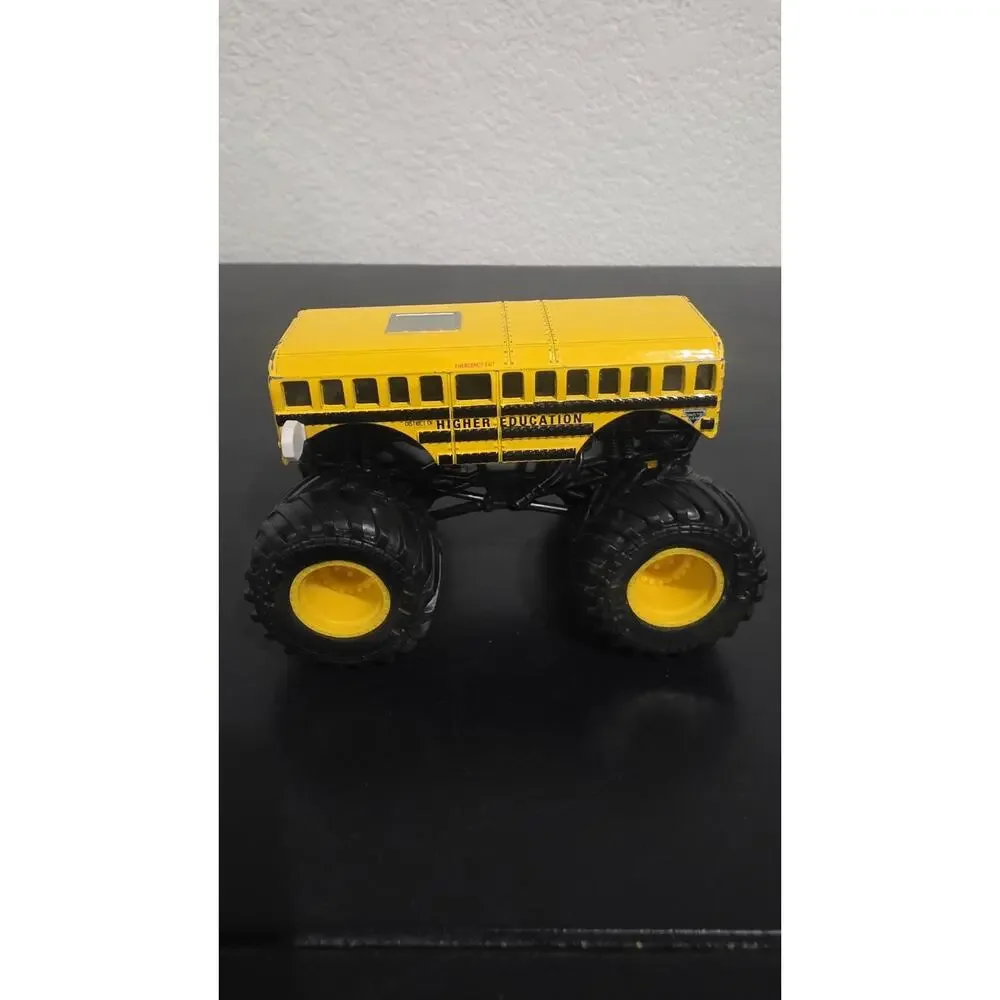 Hot Wheels Monster Jam Higher Education School Bus 1:24 Scale Monster Truck
